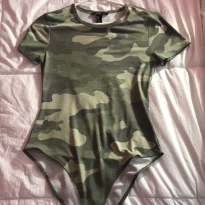 FOREVER 21 — ARMY PRINT BODYSUIT